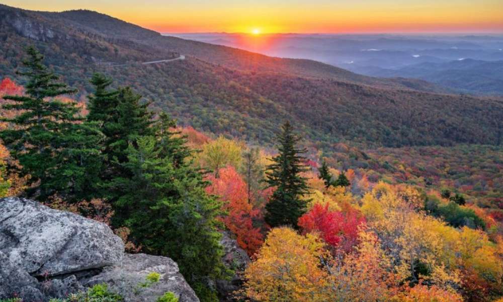 Visitors exploring Pigeon Forge attractions and mountain landscapes during relaxing Smoky Mountain Trips from Chattanooga.
